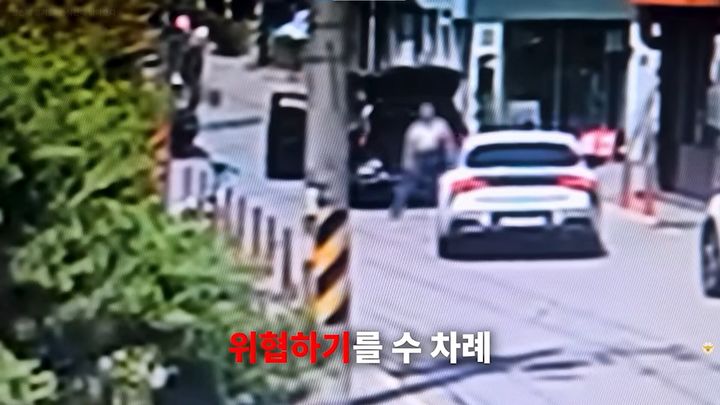 [서울=뉴시스] 24일 '대한민국 경찰청' 유튜브 채널에는 공공장소에서 흉기를 소지한 남성을 검거하는 당시 상황이 담긴 영상이 공개됐다. (사진=유튜브 채널 '대한민국 경찰청' 캡처)