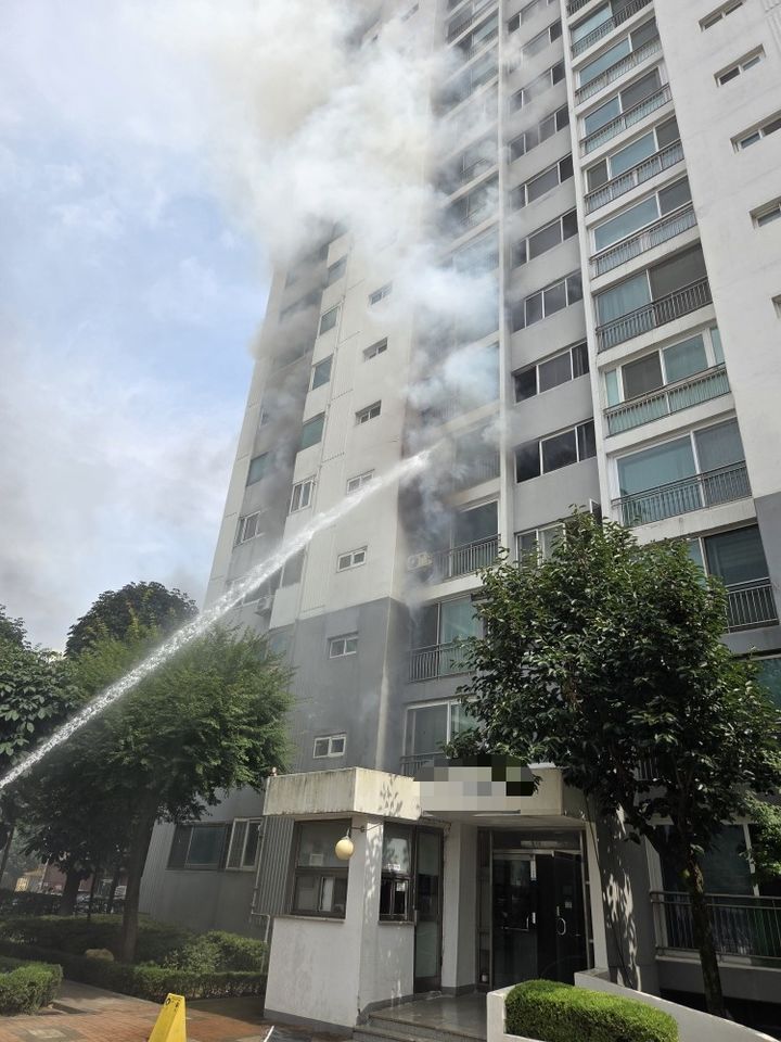 [고양=뉴시스]경기 고양시 일산동구 마두동 아파트 화재현장(사진=경기북부소방재난본부 제공)photo@newsis.com *재판매 및 DB 금지