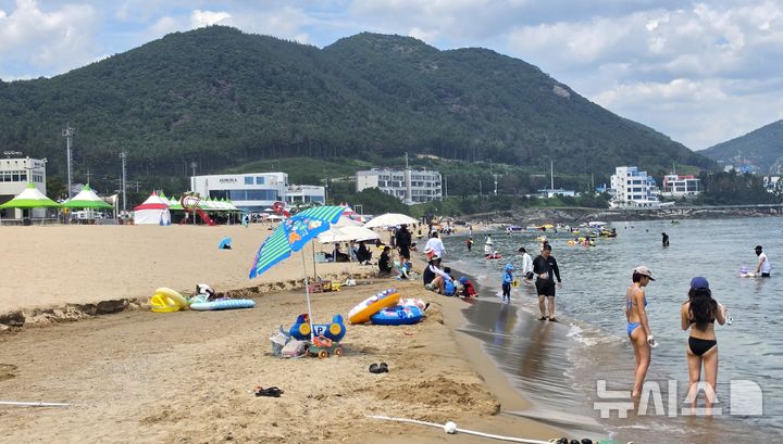 [포항=뉴시스] 송종욱 기자 = 포항 화진해수욕장. 2026.07.25. sjw@newsis.com