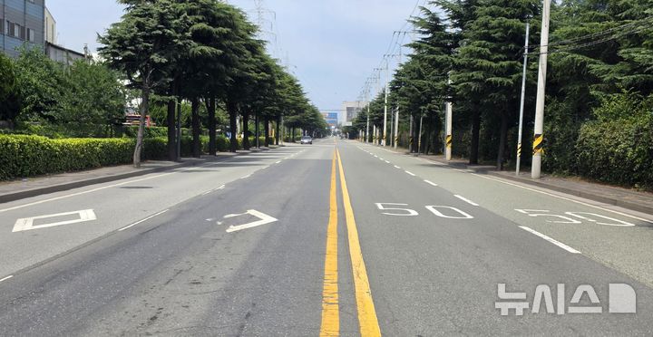 [포항=뉴시스] 송종욱 기자 = 폭염중대경보로 텅빈 포항철강산업단지 도로. 2026.07.25. sjw@newsis.com