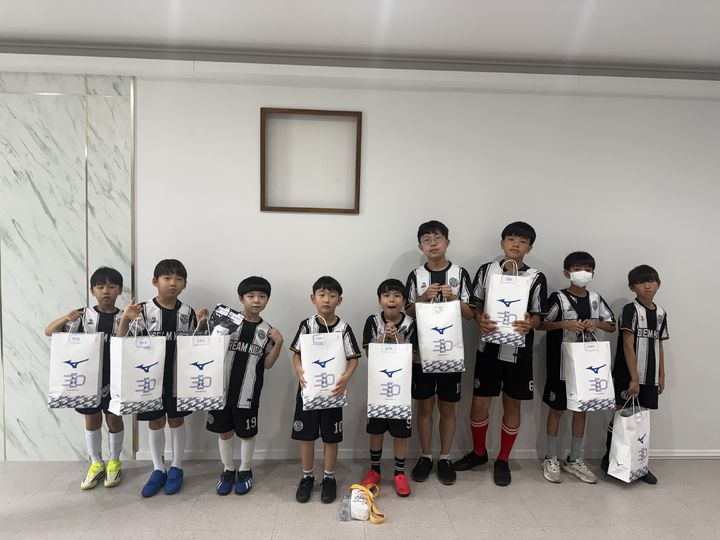 [울산=뉴시스] 울산 북구가족센터가 25일 드림킥 프로그램 참여 아동들에게 풋살화, 기능성 티셔츠, 풋살가방, 축구양말, 신가드 등 다양한 축구용품을 지원했다. (사진=울산 북구가족센터 제공) 2026.07.25. photo@newsis.com *재판매 및 DB 금지