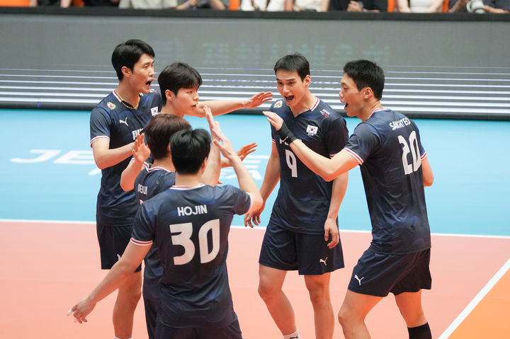 [서울=뉴시스] 한국 남자배구 대표팀이 25일 충북 제천체육관에서 열린 브라질과의 2차 평가전에서 득점을 올린 뒤 기뻐하고 있다. (사진=대한배구협회 제공) 2026.07.25.