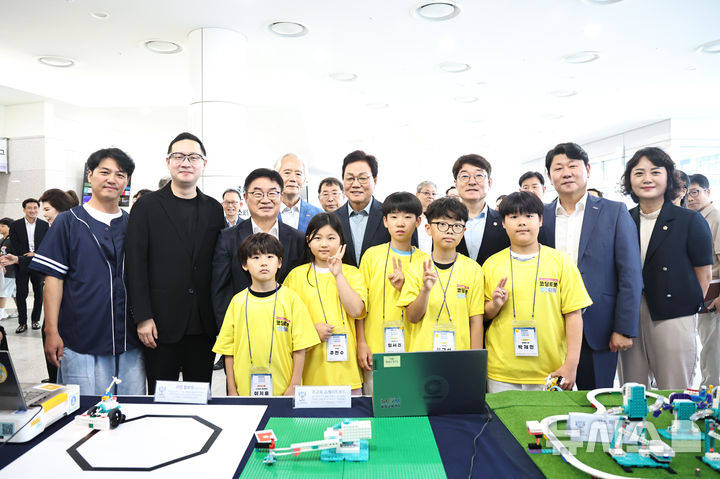 [창원=뉴시스]박완수 경남도지사, 권순기 경남도교육감, 박민원 국립창원대 총장 등이 25일 창원특례시 마산합포구 마산로봇랜드 컨벤션센터에서 '2026 글로벌 청소년 콘텐츠 경진대회' 참가자들과 기념촬영하고 있다.(사진=경남도 제공) 2026.07.25. photo@newsis.com
