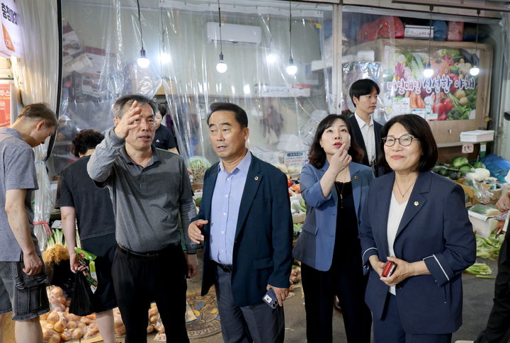 [대전=뉴시스] 조명휘 기자 = 조성칠 대전시의회 의장과 김영미 부의장, 김민숙 운영위원장 등이 25일 민생탐방의 일환으로 한민시장을 둘러보고 있다. (사진= 대전시의회 제공) 2026.07.25. photo@newsis.com *재판매 및 DB 금지