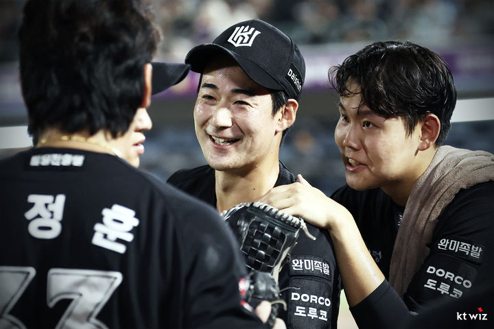[서울=뉴시스] 프로야구 KT 위즈 소형준이 25일 부산 사직구장에서 열린 2026 신한 쏠 KBO리그 롯데 자이언츠와의 경기에서 7회 위기를 무실점으로 막은 스기모토 코우키를 격려하고 있다. (사진=KT 위즈 제공) 2026.07.25.