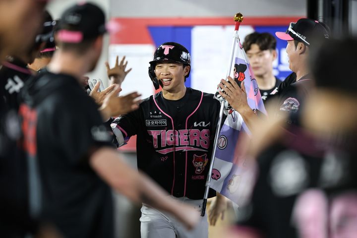 [서울=뉴시스] 프로야구 KIA 타이거즈 박재현이 25일 광주-기아챔피언스필드에서 열린 2026 신한 쏠 KBO리그 키움 히어로즈와의 경기 8회 홈런을 친 뒤 더그아웃에서 축하를 받고 있다. (사진=KIA 타이거즈 제공) 2026.07.25. *재판매 및 DB 금지