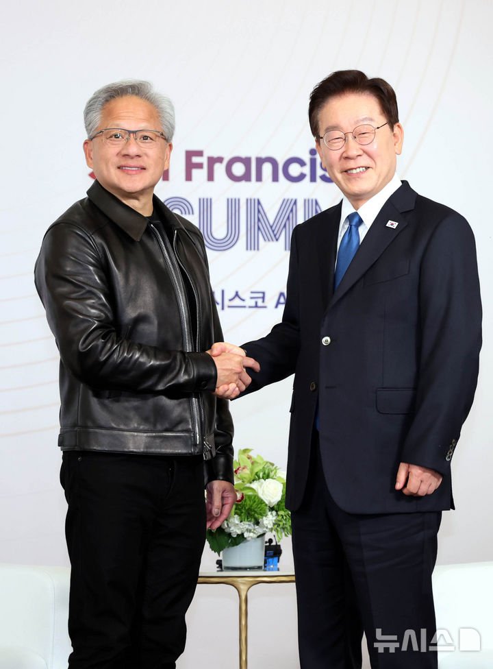 [샌프란시스코=뉴시스] 김진아 기자 = 이재명 대통령이 24일(현지 시간) 미국 샌프란시스코 한 호텔에서 젠슨 황 엔비디아 CEO와 면담에 앞서 인사를 나누고 있다. 2026.07.25. bluesoda@newsis.com