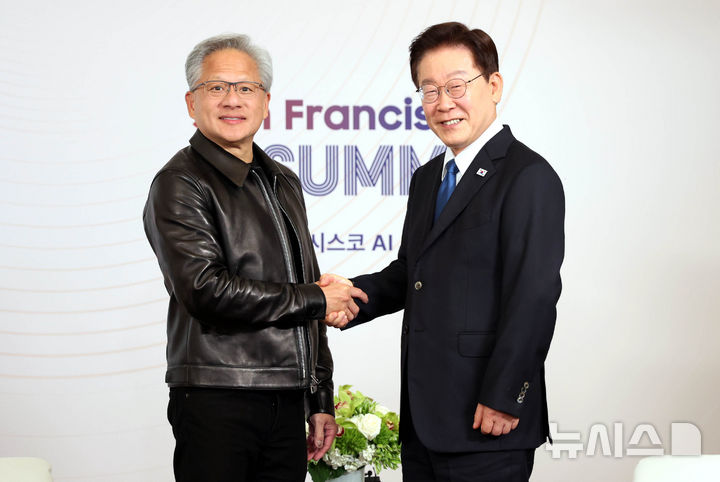 [샌프란시스코=뉴시스] 김진아 기자 = 이재명 대통령이 24일(현지 시간) 미국 샌프란시스코 한 호텔에서 젠슨 황 엔비디아 CEO와 면담에 앞서 인사를 나누고 있다. 2026.07.25. bluesoda@newsis.com