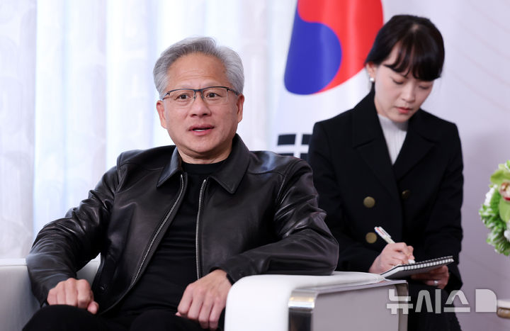 젠슨 황, 'AI 대비 부족' 빌 게이츠에 반박…"순고용 창출"