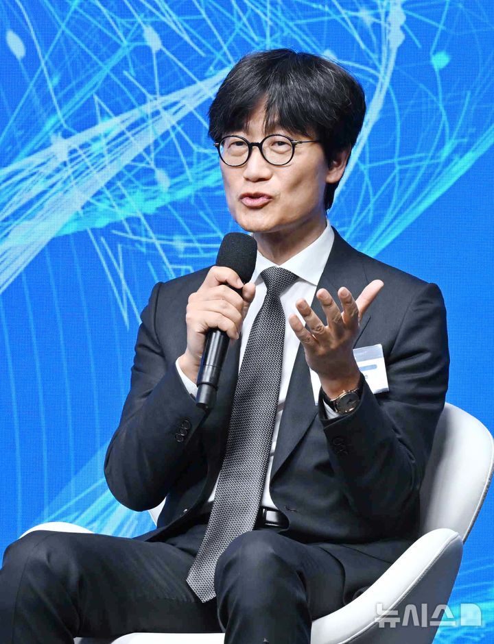 [샌프란시스코=뉴시스] 김진아 기자 = 이해진 네이버 이사회 의장이 24일(현지 시간) 미국 샌프란시스코 더 미드웨이에서 열린 샌프란시스코 AI 서밋에서 발언을 하고 있다. 2026.07.25. bluesoda@newsis.com