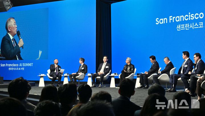 [샌프란시스코=뉴시스] 김진아 기자 = 정의선 현대차그룹 회장이 24일(현지 시간) 미국 샌프란시스코 더 미드웨이에서 열린 샌프란시스코 AI 서밋에서 발언을 하고 있다. 2026.07.25. bluesoda@newsis.com