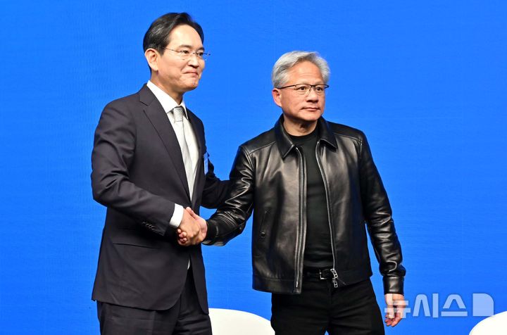 [샌프란시스코=뉴시스] 김진아 기자 = 이재용 삼성전자 회장과 젠슨 황 엔비디아 회장이 24일(현지 시간) 미국 샌프란시스코 더 미드웨이에서 열린 샌프란시스코 AI 서밋에서 악수를 하고 있다. 2026.07.25. bluesoda@newsis.com