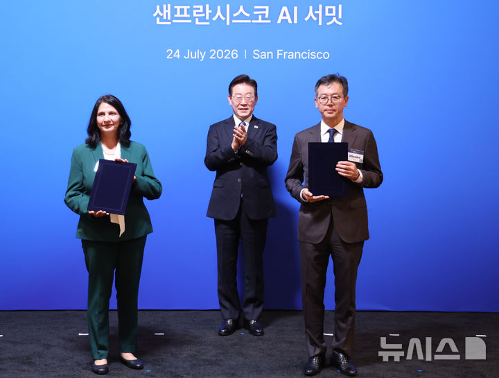 [샌프란시스코=뉴시스] 김진아 기자 = 이재명 대통령이 24일(현지 시간) 미국 샌프란시스코 더 미드웨이에서 열린 샌프란시스코 AI 서밋에서 김주선 SK하이닉스 AI인프라 담당 사장과 라니 보르카르 마이크로소프트 애저 하드웨어 사장의 '대규모 AIDC 협력의향서(LOI) 및 반도체 관련 협력 MOU(업무협약)' 체결을 지켜보고 있다. 2026.07.25. bluesoda@newsis.com