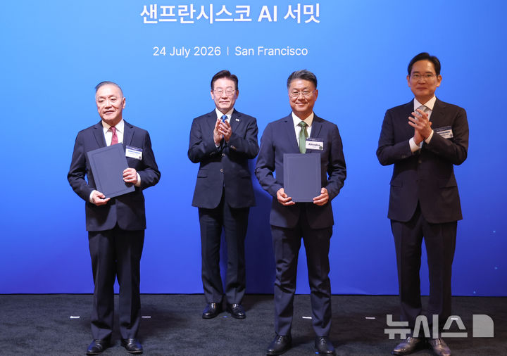 [샌프란시스코=뉴시스] 김진아 기자 = 이재명 대통령과 이재용 삼성전자 회장이 24일(현지 시간) 미국 샌프란시스코 더 미드웨이에서 열린 샌프란시스코 AI 서밋에서 한진만(오른쪽 두번째) 삼성전자 파운드리 사장과 혹 탄 브로드컴 CEO의 '첨단 반도체 기술 분야 전략적 파트너십 업무협약(MOU)' 체결을 지켜보고 있다. 2026.07.25. bluesoda@newsis.com