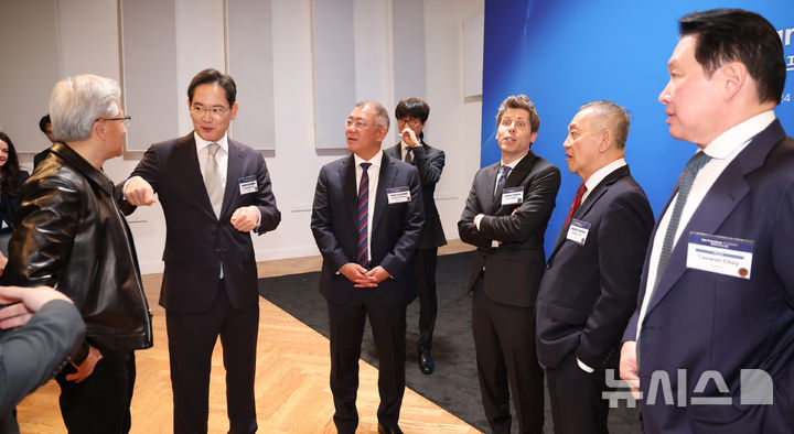 [샌프란시스코=뉴시스] 김진아 기자 = 젠슨 황 엔비디아 CEO, 이재용 삼성전자 회장, 정의선 현대차그룹 회장, 이해진(뒤) 네이버 이사회 의장, 샘 올트먼 오픈AL CEO, 혹 탄 브로드컴 CEO, 최태원 SK그룹 회장이 24일(현지 시간) 미국 샌프란시스코 더 미드웨이에서 열린 샌프란시스코 AI 서밋에 앞서 대화를 하고 있다. 2026.07.25. bluesoda@newsis.com