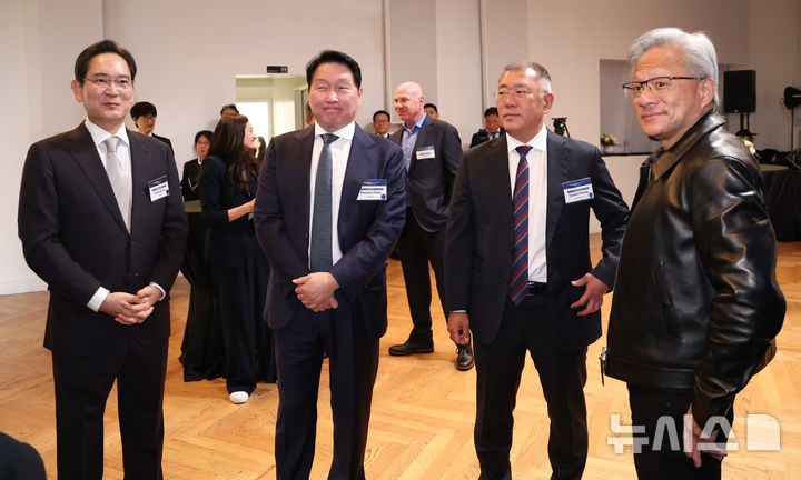 [샌프란시스코=뉴시스] 김진아 기자 = 이재용(왼쪽부터) 삼성전자 회장, 최태원 SK그룹 회장, 정의선 현대차그룹 회장, 젠슨 황 엔비디아 CEO가 지난 24일(현지 시간) 미국 샌프란시스코 더 미드웨이에서 열린 샌프란시스코 AI 서밋에 앞서 대화를 하고 있다. 2026.07.25. bluesoda@newsis.com