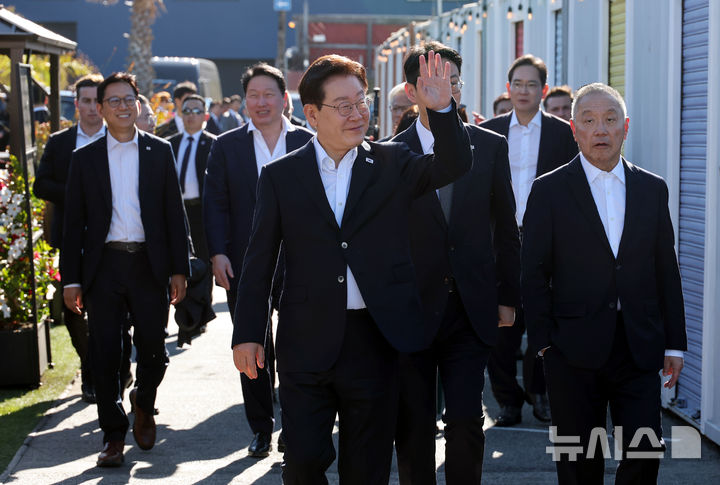 [샌프란시스코=뉴시스] 김진아 기자 = 이재명 대통령이 24일(현지 시간) 미국 샌프란시스코 더 램프 레스토랑에서 열린 글로벌 AI 리더 만찬에 참석하며 손 인사를 하고 있다. 2026.07.25. bluesoda@newsis.com