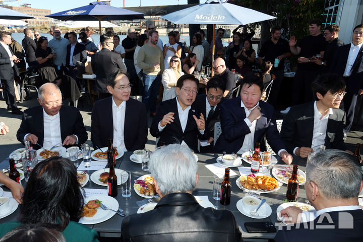 [샌프란시스코=뉴시스] 김진아 기자 = 이재명 대통령이 24일(현지 시간) 미국 샌프란시스코 더 램프 레스토랑에서 열린 글로벌 AI 리더 만찬에서 참석자들과 대화를 하고 있다.왼쪽부터 시계방향으로 정의선 현대차그룹 회장, 이재용 삼성전자 회장, 이 대통령, 최태원 SK그룹 회장, 이해진 네이버 이사회의장, 혹 탄 브로드컴 CEO, 젠슨 황 엔비디아 CEO, 라니 보르카르 마이크로소프트 애저 하드웨어 사장. 2026.07.25. bluesoda@newsis.com