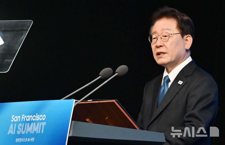 [샌프란시스코=뉴시스] 김진아 기자 = 이재명 대통령이 24일(현지 시간) 미국 샌프란시스코 더 미드웨이에서 열린 샌프란시스코 AI 서밋에서 '샌프란시스코 AI 선언'을 발표하고 있다. 2026.07.25. bluesoda@newsis.com