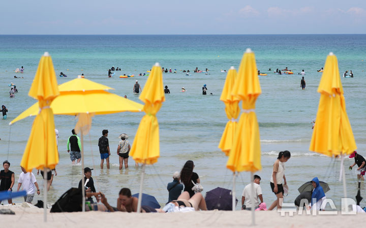 [제주=뉴시스] 우장호 기자 = 장마가 끝나고 첫 주말을 맞은 25일 오후 제주시 함덕해수욕장에 피서객이 찾아와 물놀이를 하며 더위를 식히고 있다. 기상청에 따르면 이날 서귀포시 동부 지역에 폭염경보가 발표되는 등 일 최고체감온도가 35도 안팎으로 오르며 찜통더위가 이어지고 있다. 2026.07.25. woo1223@newsis.com