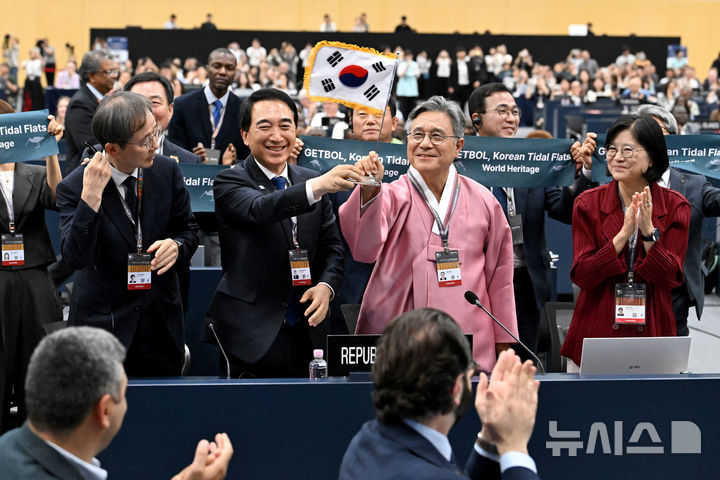 [부산=뉴시스] 박진희 기자 = 이길용(왼쪽부터) 전남광주 문화정책관, 박수현 충남도지사, 허민 국가유산청장, 김지희 유네스코대사가 25일 오후 부산 해운대구 벡스코(BEXCO)에서 열린 제48차 유네스코 세계유산위원회 본회의에서 '한국의 갯벌' 2단계 확대·재등재와 신규 등재 후 박수치고 있다. 2026.07.24. pak7130@newsis.com