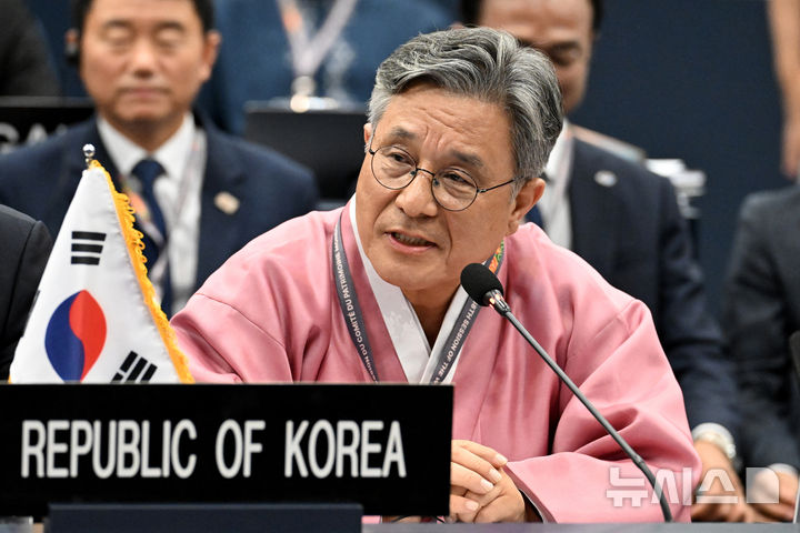 [부산=뉴시스] 박진희 기자 = 제48차 유네스코 세계유산위원회 한국 대표단 허민 국가유산청장이 25일 부산 벡스코(BEXCO) 본회의장에서 '한국의 갯벌' 2단계 확대·재등재와 신규 등재 후 기자회견을 하고 있다. 2026.07.25. pak7130@newsis.com