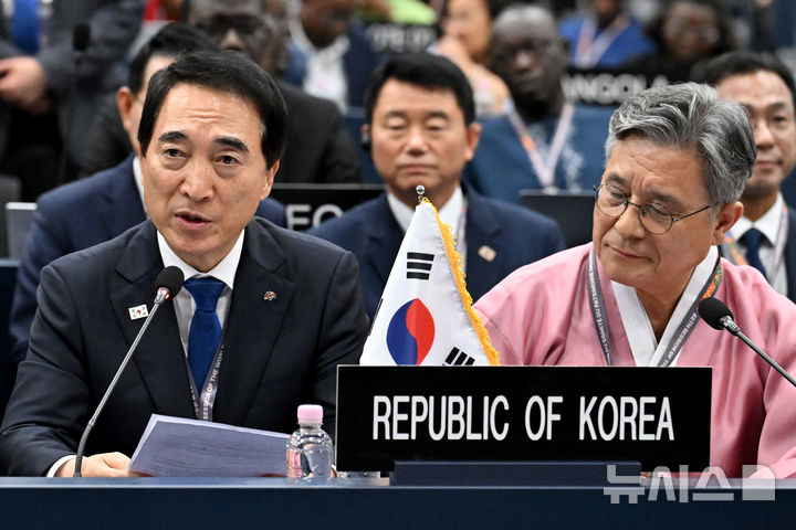 [부산=뉴시스] 박진희 기자 = 박수현 충남도지사와 허민 국가유산청장이 25일 오후 부산 해운대구 벡스코(BEXCO)에서 열린 제48차 유네스코 세계유산위원회 본회의에서 '한국의 갯벌' 2단계 확대·재등재와 신규 등재 후 인사말을 하고 있다. 2026.07.24. pak7130@newsis.com