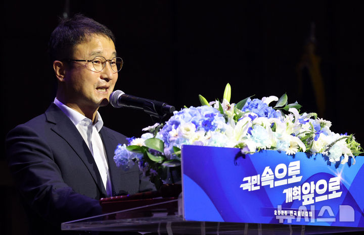 [수원=뉴시스] 고범준 기자 = 한병도 더불어민주당 대표 직무대행 겸 원내대표가 25일 경기 수원컨벤션센터에서 열린 조국혁신당 2026 전국당원대회에서 축사를 하고 있다. 2026.07.25. bjko@newsis.com
