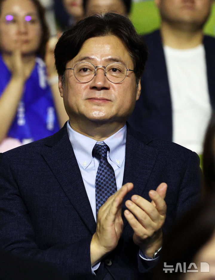 [수원=뉴시스] 고범준 기자 = 홍익표 대통령실 정무수석이 25일 경기 수원컨벤션센터에서 열린 조국혁신당 2026 전국당원대회에서 참석자 소개에 박수치고 있다. 2026.07.25. bjko@newsis.com