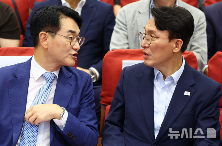 [서울=뉴시스] 황준선 기자 = 김민석 더불어민주당 대표 후보자가 25일 서울 여의도 국회에서 열린 정치와미래 총회에서 박용진 규제합리화위원회 부위원장과 대화하고 있다. 2026.07.25. hwang@newsis.com