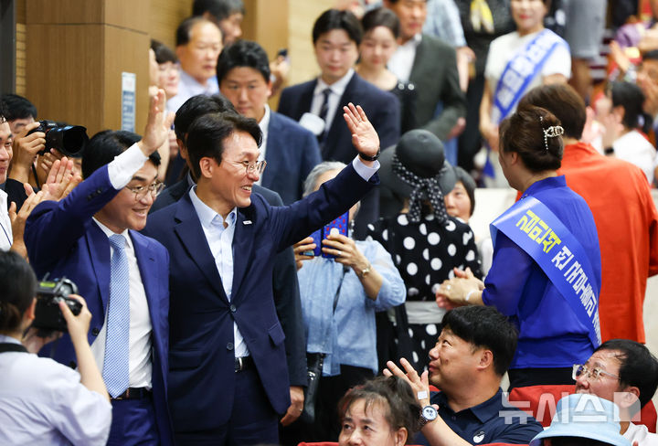 [서울=뉴시스] 황준선 기자 = 김민석 더불어민주당 대표 후보자가 25일 서울 여의도 국회에서 열린 정치와미래 총회에 참석하며 인사하고 있다. 2026.07.25. hwang@newsis.com