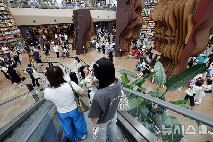 [서울=뉴시스] 최동준 기자 = 폭염이 이어지고 있는 25일 서울 강남구 코엑스 별마당 도서관에서 외국인이 관광을 하고 있다. 2026.07.25. photocdj@newsis.com