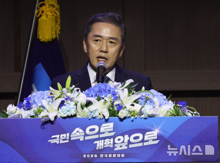 [수원=뉴시스] 고범준 기자 = 조국혁신당 최고위원으로 선출된 황현선 전 사무총장이 25일 경기 수원컨벤션센터에서 열린 조국혁신당 2026 전국당원대회에서 당선 소감을 말하고 있다. 2026.07.25. bjko@newsis.com