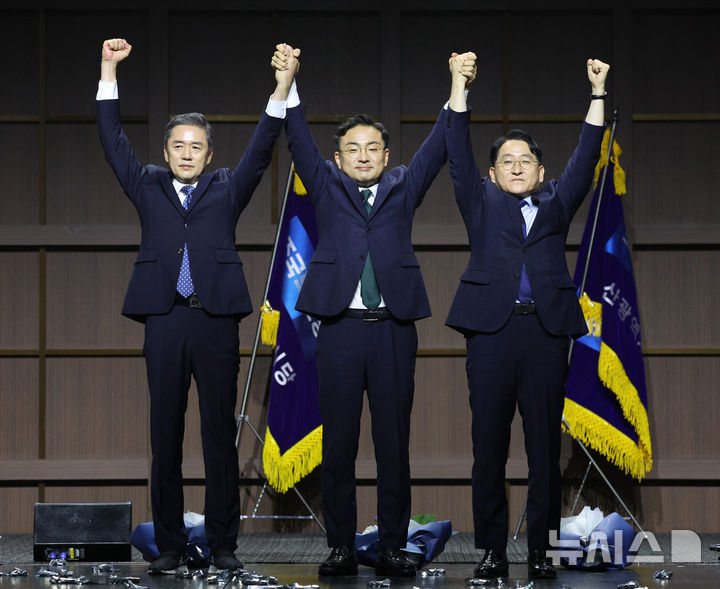 [수원=뉴시스] 고범준 기자 = 조국혁신당 신임 당 대표로 선출된 신장식(가운데) 의원이 25일 경기 수원컨벤션센터에서 열린 조국혁신당 2026 전국당원대회에서 최고위원으로 선출된 황현선 전 사무총장, 차규근 의원과 기념촬영을 하고 있다. 2026.07.25. bjko@newsis.com