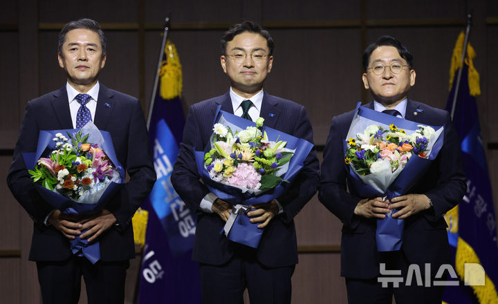 [수원=뉴시스] 고범준 기자 = 조국혁신당 신임 당 대표로 선출된 신장식(가운데) 의원이 25일 경기 수원컨벤션센터에서 열린 조국혁신당 2026 전국당원대회에서 최고위원으로 선출된 황현선 전 사무총장, 차규근 의원과 기념촬영을 하고 있다. 2026.07.25. bjko@newsis.com