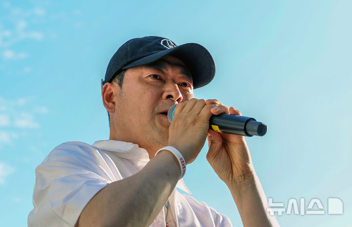[대구=뉴시스] 이무열 기자 = 장동혁 국민의힘 대표가 25일 대구 중구 더현대 대구 앞 광장에서 열린 참정권 회복 민주주의 수호 국민결의대회에서 연설하고 있다. 2026.07.25. lmy@newsis.com