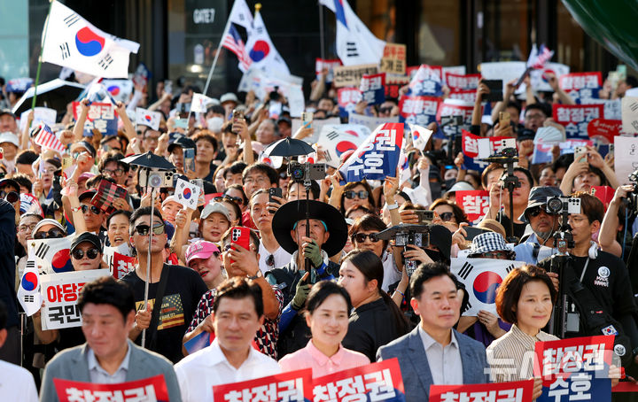 [대구=뉴시스] 이무열 기자 = 25일 대구 중구 더현대 대구 앞 광장에서 열린 참정권 회복 민주주의 수호 국민결의대회에서 참석자들이 구호를 외치고 있다. 2026.07.25. lmy@newsis.com