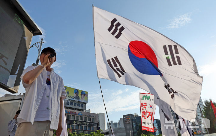 [대구=뉴시스] 이무열 기자 = 장동혁 국민의힘 대표가 25일 대구 중구 더현대 대구 앞 광장에서 열린 참정권 회복 민주주의 수호 국민결의대회에서 연설하고 있다. 2026.07.25. lmy@newsis.com