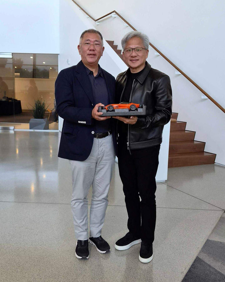 [서울=뉴시스] 최동준 기자 = 정의선 현대자동차그룹 회장과 젠슨 황 엔비디아 창립자 겸 CEO가 24일(현지 시간) 미국 캘리포니아주 산타클라라 엔비디아 본사에서 기념촬영을 하고 있다. (사진=엔비디아 제공) 2026.07.25. photo@newsis.com *재판매 및 DB 금지