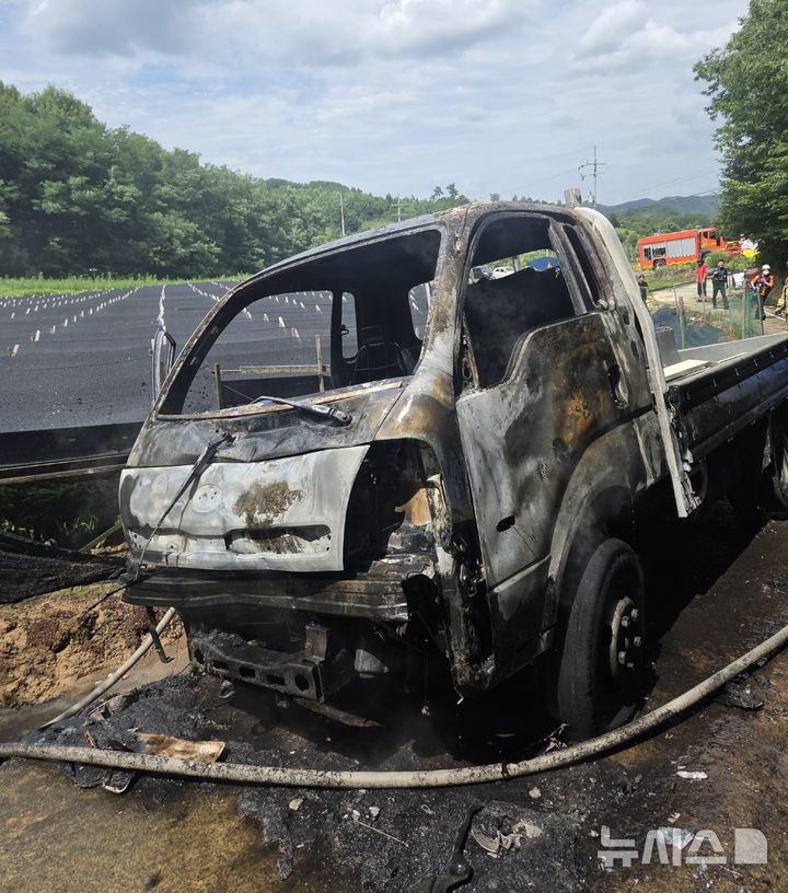 (영동=뉴시스] 불탄 화물차 (사진= 영동소방서 제공) 2026.07.26. photo@newsis.com&nbsp; *재판매 및 DB 금지
