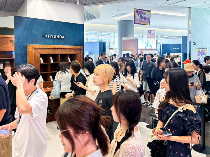 [서울=뉴시스] 오모테산도에 위치한 더현대글로벌 플래그십스토어에 고객들이 줄을 서 있다. (사진=현대백화점 제공) 2026.07.26. photo@newsis.com *재판매 및 DB 금지