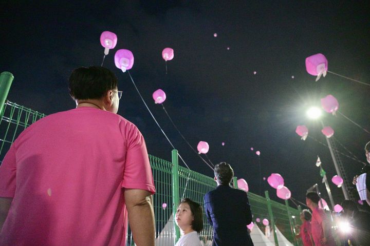 [세종=뉴시스] 송승화 기자 = 제24회 조치원복숭아축제에서 날아가는 풍등 바라보는 조상호 세종시장.(사진=세종시청).2026.07.26. photo@newsis.com. *재판매 및 DB 금지