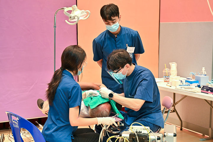 서울대학교 가톨릭 의료봉사 동아리 카사(CaSA)가 25~26일 정선종합경기장 실내체육관에서 ‘의료서비스 나눔 봉사활동’을 진행하고 있다.(사진=정선군 제공) *재판매 및 DB 금지