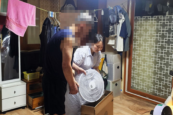 [수원=뉴시스] 냉방용품 전달. (사진=수원시 제공) 2026.07.26. photo@newsis.com *재판매 및 DB 금지