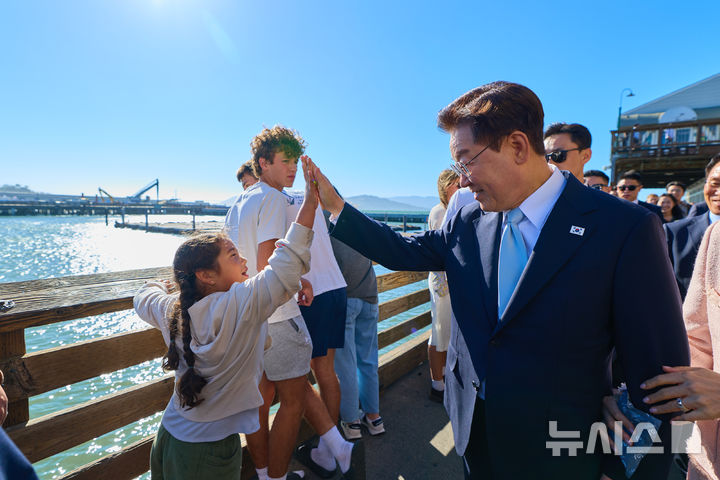  [샌프란시스코=뉴시스] 김진아 기자 = 미국을 방문 중인 이재명 대통령이 25일 오후 샌프란시스코의 피어 39(Pier 39)를 방문해 어린이와 하이파이브를 하며 인사하고 있다.(공동취재) 2026.07.26. bluesoda@newsis.com