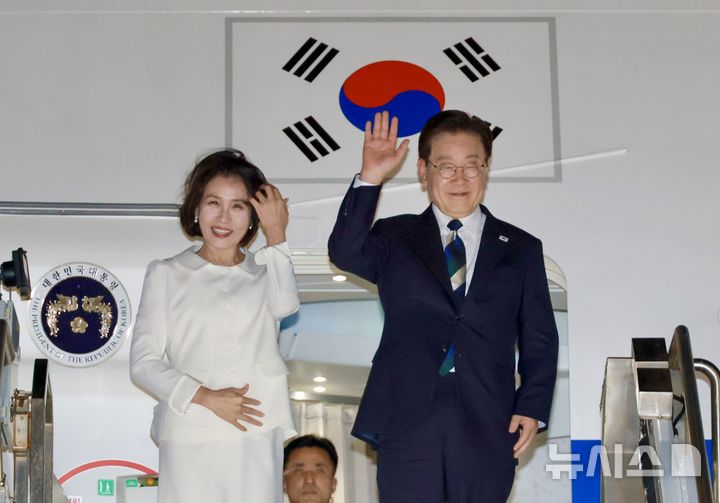 [샌프란시스코=뉴시스] 김진아 기자 = AI서밋 관련 샌프란시스코 일정을 마친 이재명 대통령과 김혜경 여사가 25일(현지 시간) 미국 샌프란시스코 국제공항에서 브라질로 출발하며 인사를 하고 있다. 2026.07.26. bluesoda@newsis.com