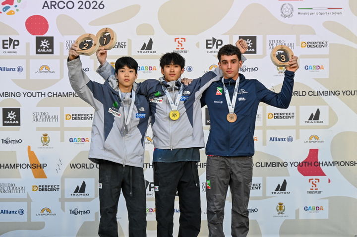 [서울=뉴시스] 2026 아르코 월드클라이밍 유스 챔피언십 19세 이하(U19)남자 볼더 종목에서 1위를 기록한 박범진(가운데), 정찬진(왼쪽). (사진=대한산학연맹 제공) *재판매 및 DB 금지