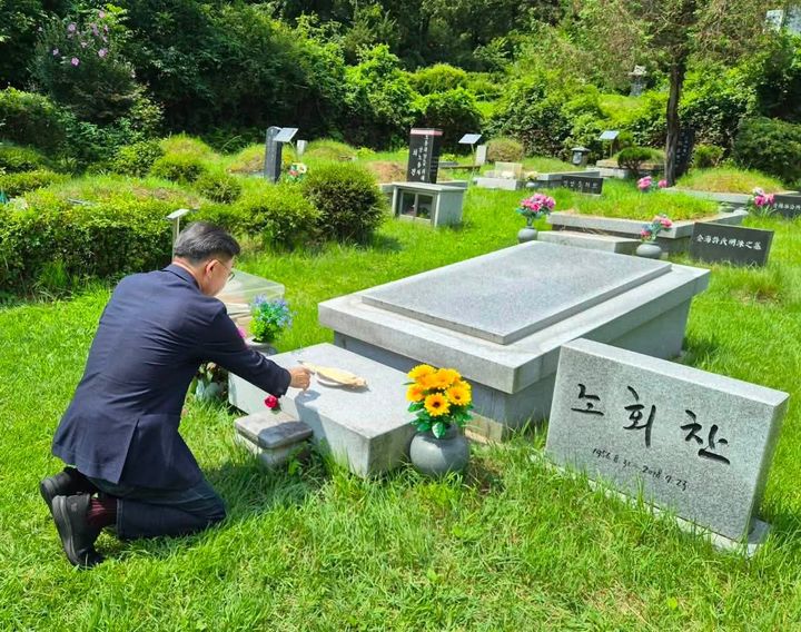 [서울=뉴시스] 신장식 조국혁신당 대표는 26일 페이스북을 통해 고(故) 노회찬 전 의원의 묘역을 참배했다고 밝혔다. (사진=신장식 대표 페이스북 캡처) 2026.07.26. photo@newsis.com *재판매 및 DB 금지
