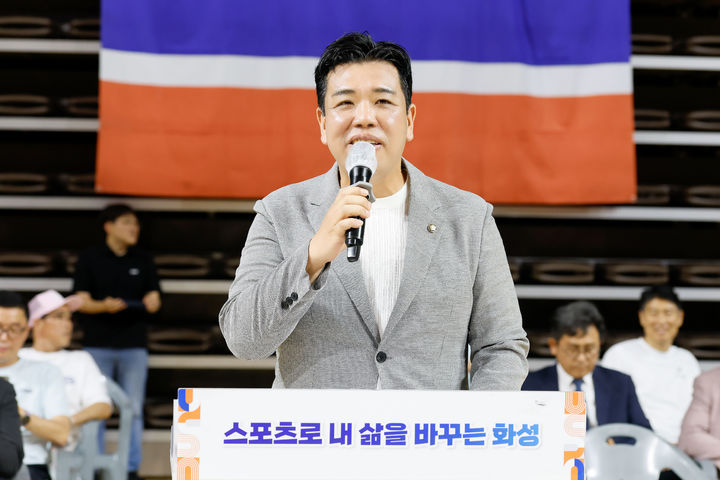[화성=뉴시스] 이계철 경기 화성시의회 의장이 26일 화성종합경기타운 실내체육관에서 열린 '제7회 화성특례시의회의장기 배드민턴대회'에서 대회사를 하고 있다. (사진=화성시의회 제공) 2026.07.26. photo@newsis.com *재판매 및 DB 금지