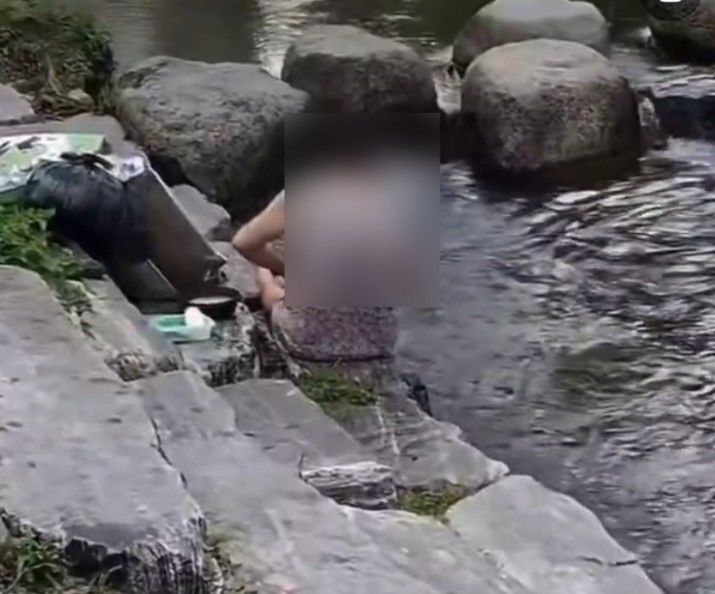 [서울=뉴시스]청계천에서 한 중년 여성이 목욕을 하는 모습이 포착돼 온라인상에서 논란이 일고 있다. (사진=X 'corea_eeuu' 캡처) 2026.07.26